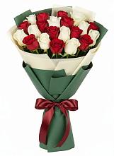 Букет Микс из красных и белых роз в Дарьино