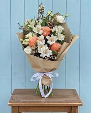 Букет цветов из:  Альстромерии, Лизиантусы, Розы и Хризантемы в Дарьино