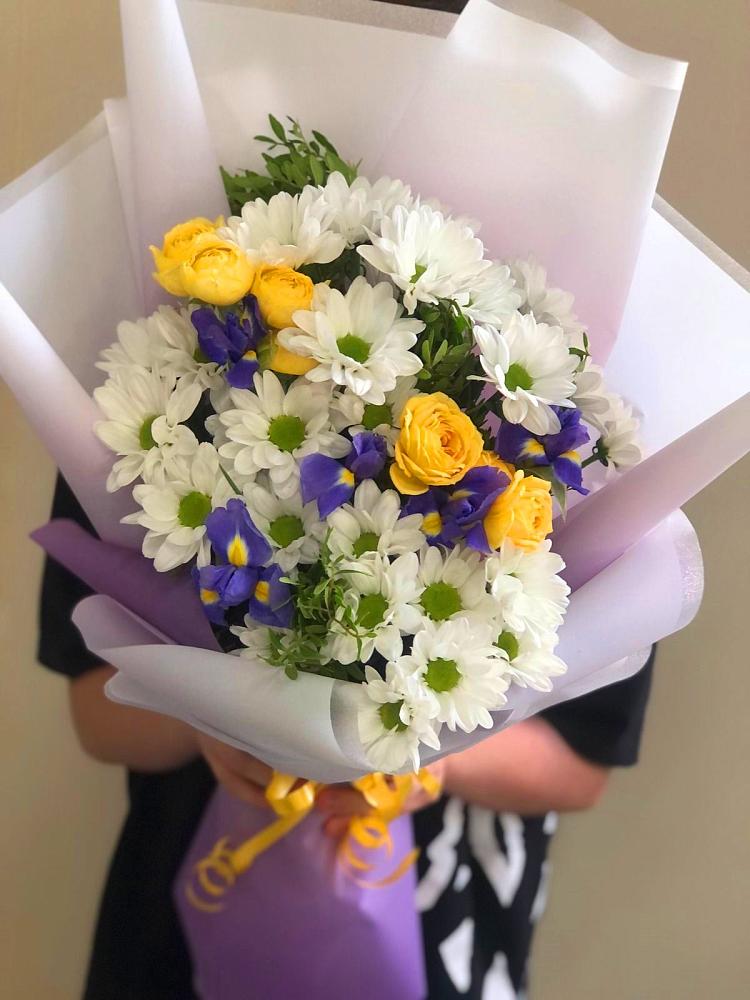 Букет цветов из: Ирисы, Хризантемы и Розы в Дарьино