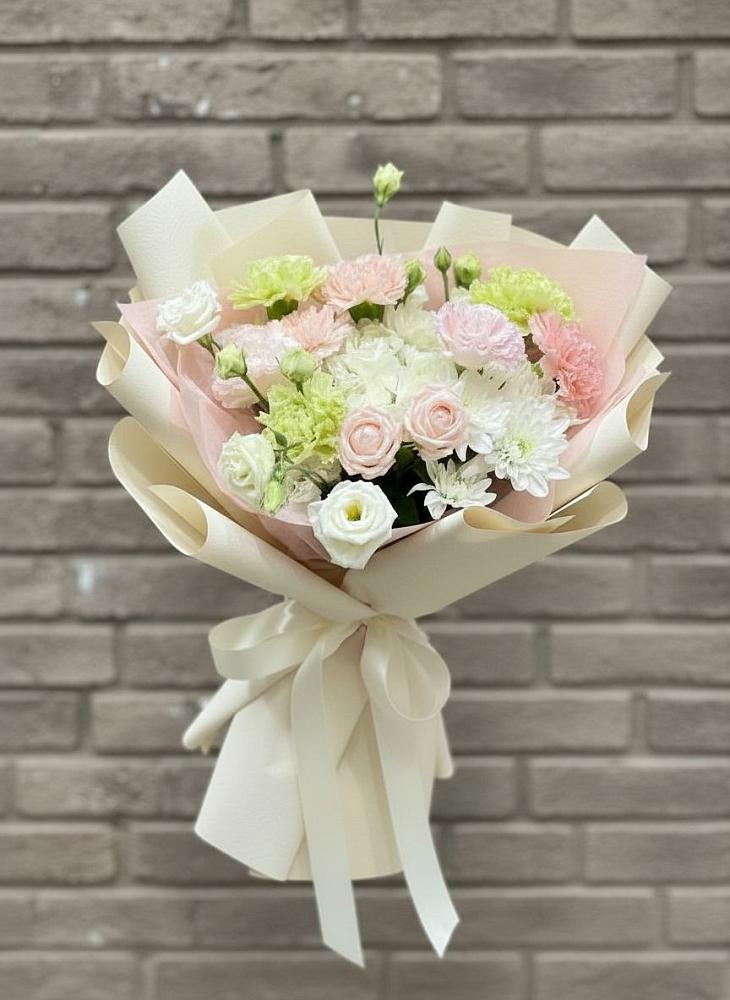 Букет цветов из: Гвоздики, Розы, Лизиантусы и Хризантемы в Дарьино