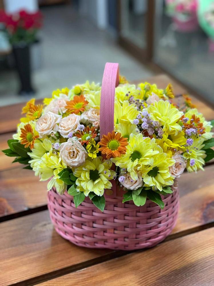 Цветочная композиция из Хризантемы и Розы в корзине в Дарьино