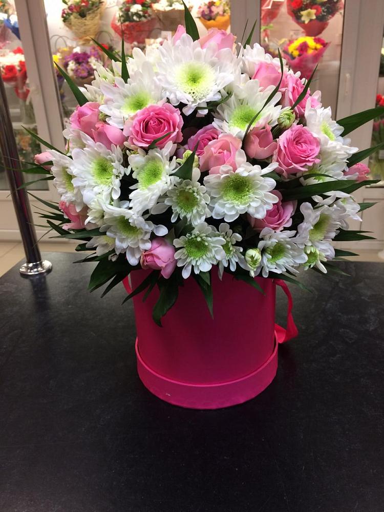 Цветочная композиция из Розы и Хризантемы в шляпной коробке в Дарьино