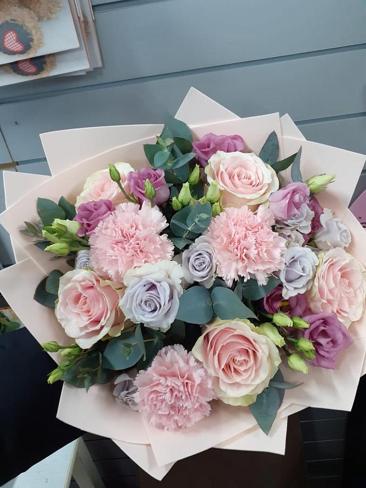 Букет цветов из: Розы, Гвоздики и Лизиантусы в Дарьино