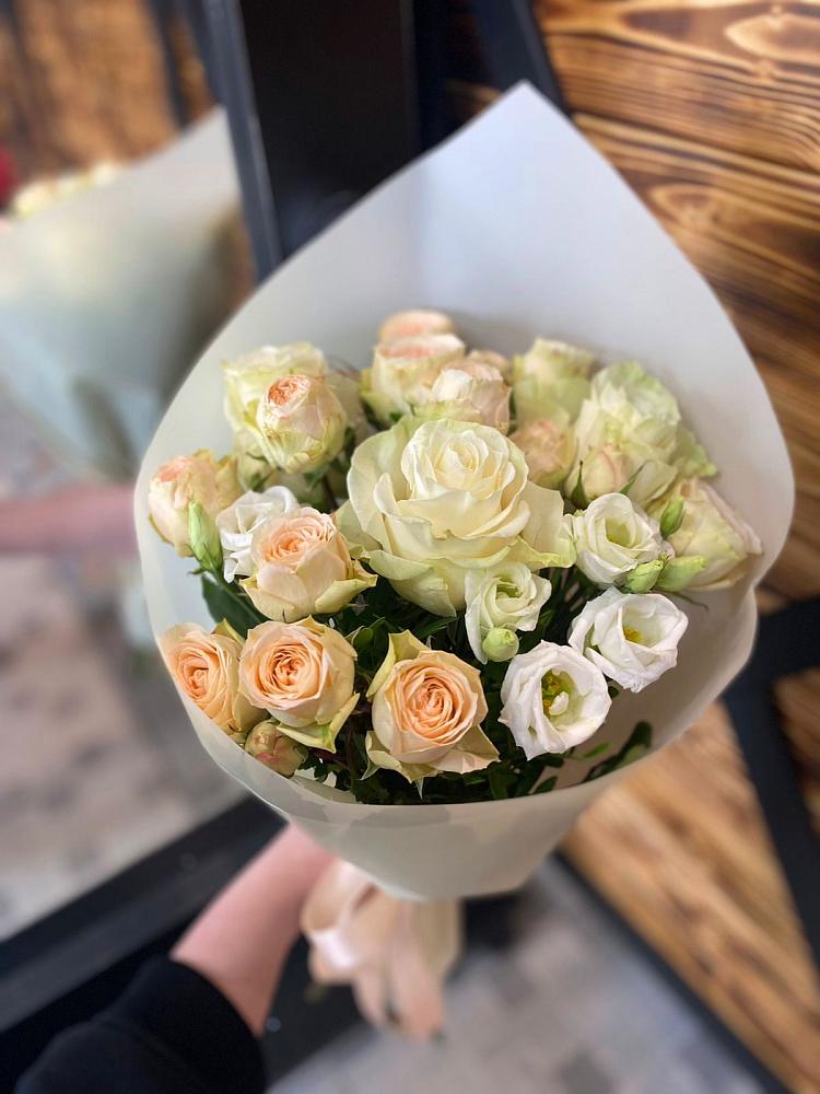 Букет цветов из: Розы и Лизиантусы в Дарьино